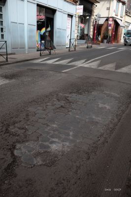 Denis
Sous le goudron dâ€™aujourd'hui â€¦â€¦â€¦ les pavÃ©sâ€¦ d'hier !!!
