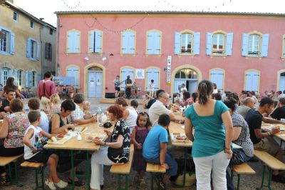 France traditionnelle
 un village d'AriÃ¨ge : fÃªte conviviale
J.BÃ©guÃ©
