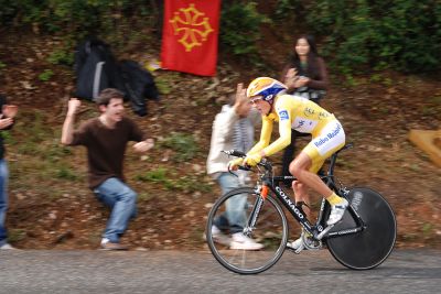 Armand
il se nome Ramussen , un danois , il avait le maillot jaune. Pour Ãªtre plus fort il avait pris de EPO aprÃ¨s contrÃ´le on lui Ã  signifiÃ© de rentrer chez lui .C'Ã©tait inÃ©luctable.
