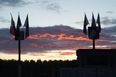 joel PIERRE nÂ°2
Sous les couleurs du soir,les drapeaux s'endorment, on compte les voix.....
