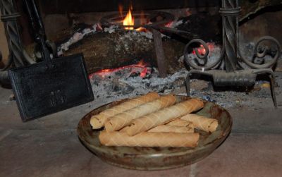 GeneviÃ¨ve A.
lorsque j'Ã©tais enfant, par temps d'hiver, mamie nous cuisinait des "curbÃ©lets", elle dÃ©posait de la pÃ¢te Ã  l'intÃ©rieur du "fer", le refermait et faisait cuire sur le feu de bois Ã  la cheminÃ©e, puis dÃ¨s que la gaufre Ã©tait cuire, trÃ¨s vite Ã  l'aide d'un bÃ¢ton, il fallait la rouler toute chaude.
J'ai encore en moi le goÃ»t et l'odeur de cette merveilleuse gourmandise toute croustillante et le fameux "fer" ou moule et surtout l'envie de transmettre Ã  mes petits
