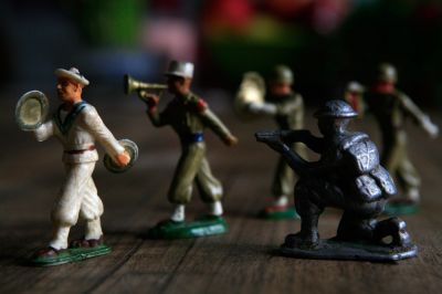 Mako . Les petits soldats de plonb.
j'avais trois frÃ¨res et si je ne voulais pas rester dans mon coin Ã  jouer seule Ã  la poupÃ©e je devais partager leurs jeux de "petits soldats" .Nous y jouions des heures allongÃ©s sur le parquet de la salle Ã  manger ...ils se partageaient les "guerriers" et je choisissais toujours les gentils soldats de la fanfare qu'ils ne me disputaient pas ! et tandis que mes frÃ¨res se lanÃ§aient dans des combats sans fin, je pouponnais  ma fanfare ... je crois mÃªme que j'Ã©tais un peu amoureuse du beau marin vÃªtu de blanc .
