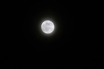 lune ts en rondeur
plus petite avec halo
je prÃ©fÃ¨re la prÃ©cÃ©dente et vous ?
merci
gilbert
