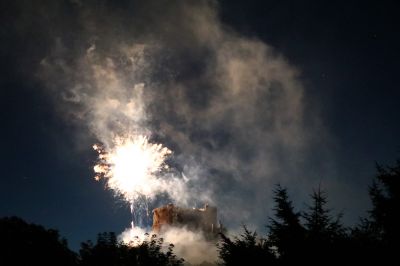 feux d 'artifice sur le chateau de Murol
gilbert
