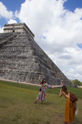 joelP
Chichen Itza . Façade juvénile, photographiée devant une façade d'un autre temps ....
