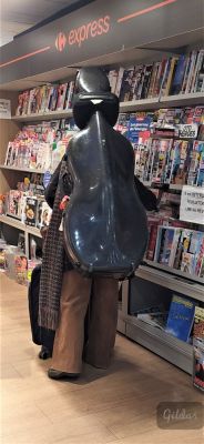Une guitare cherche de la lecture
gilbert
